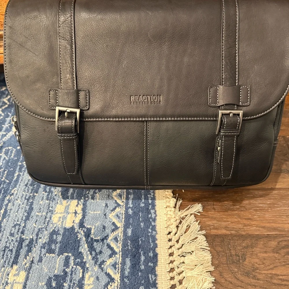 Kenneth Cole REACTION COLOMBIAN LEATHER DUAL COMPARTMENT FLAPOVER